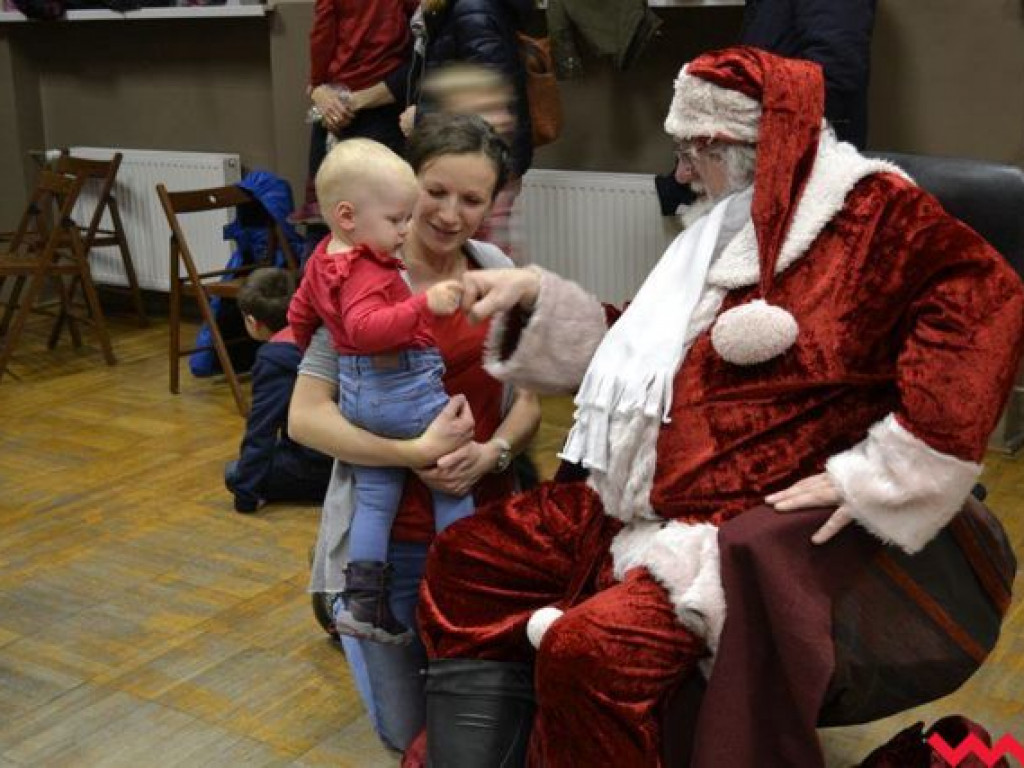 Impreza mikołajkowa dla dzieci. Był Mikołaj i dużo słodyczy