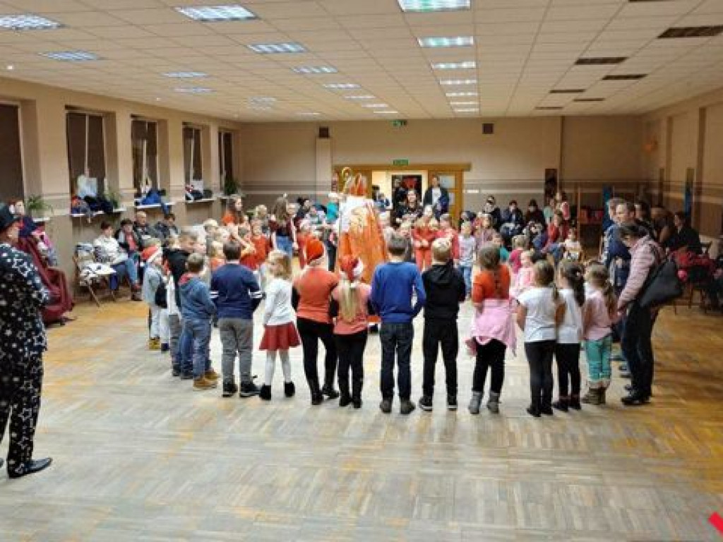 Impreza mikołajkowa dla dzieci. Był Mikołaj i dużo słodyczy