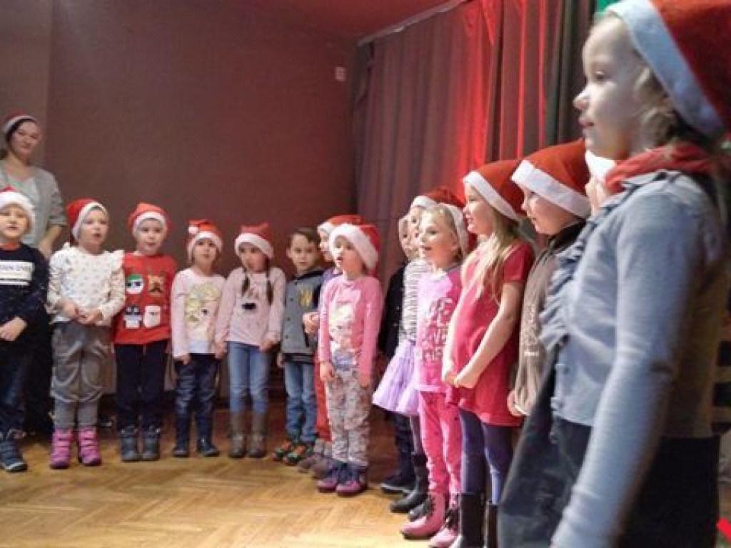 Impreza mikołajkowa dla dzieci. Był Mikołaj i dużo słodyczy