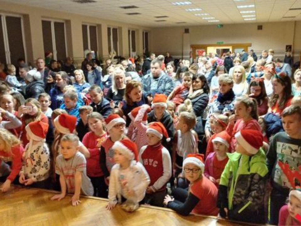 Impreza mikołajkowa dla dzieci. Był Mikołaj i dużo słodyczy