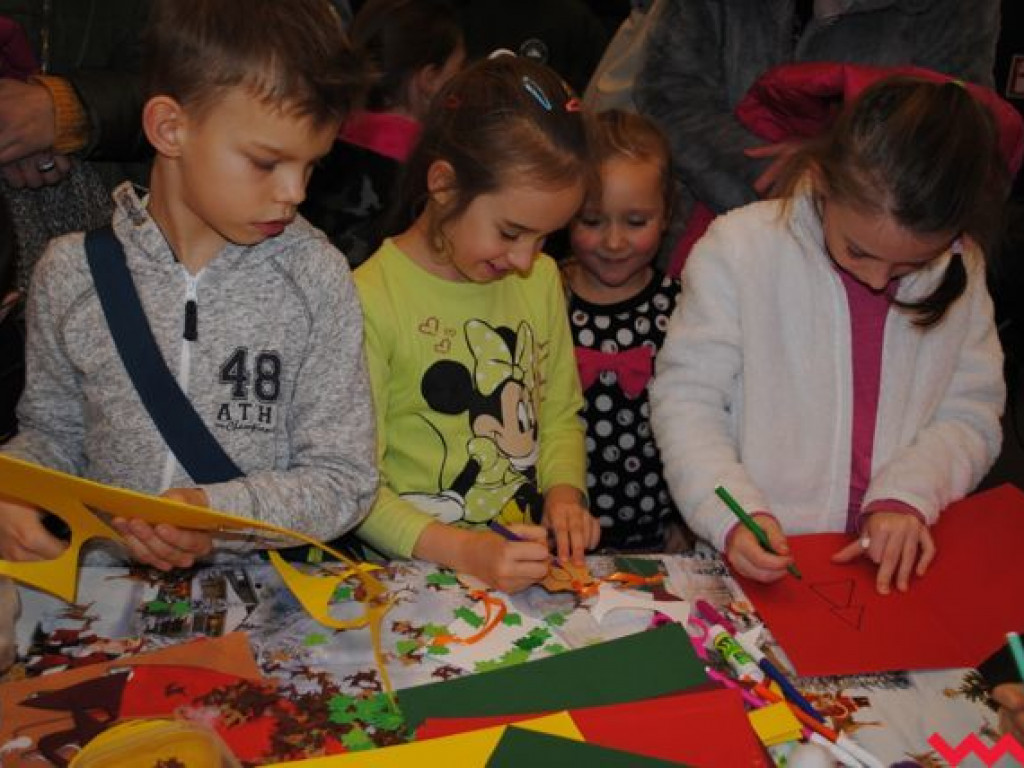 Święty Mikołaj i trzy urodziwe Śnieżynki z wizytą w Karuzeli