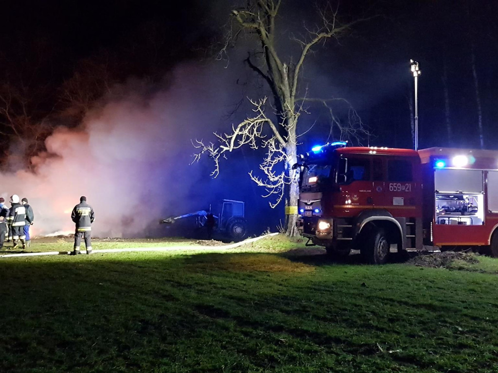 Baloty siana płonęły na polu w Rudkach