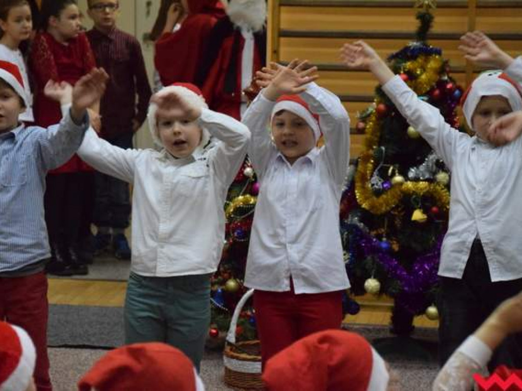 Tłumy na kiermaszu szkolnym w Bieganowie. Boże Narodzenie tuż tuż