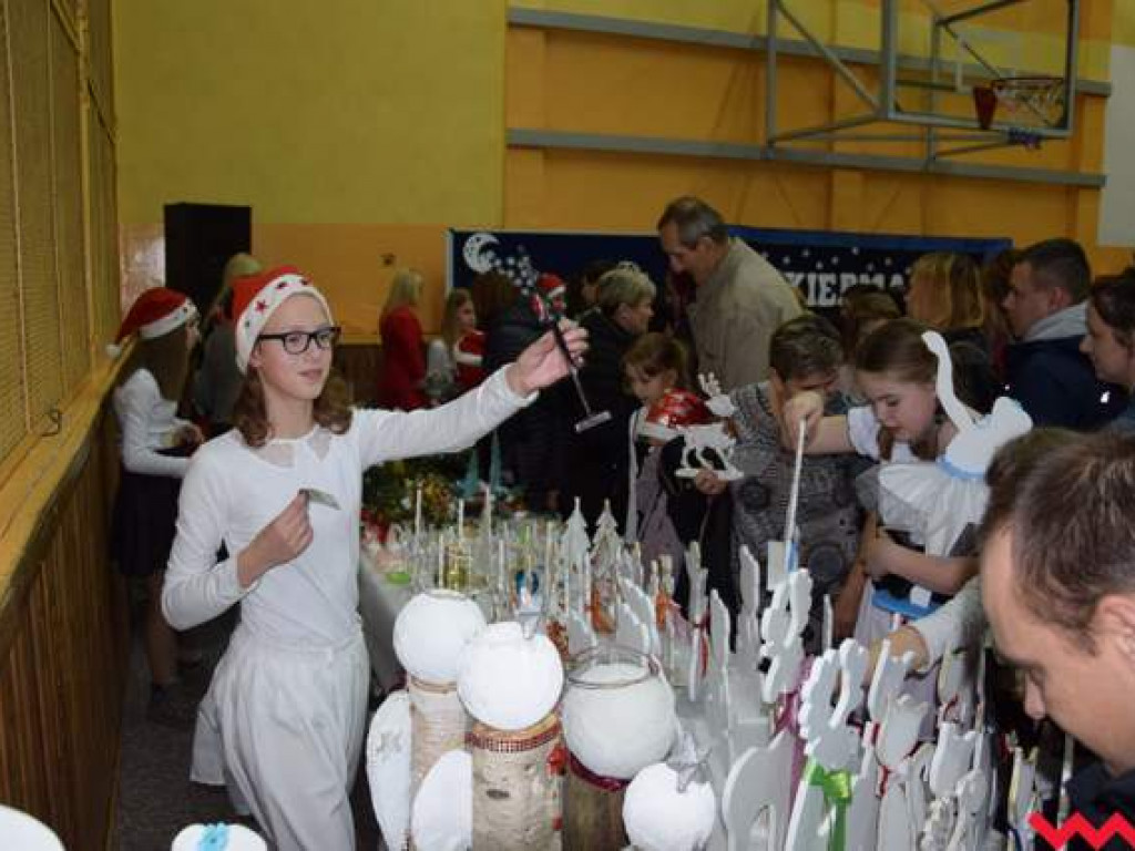 Tłumy na kiermaszu szkolnym w Bieganowie. Boże Narodzenie tuż tuż