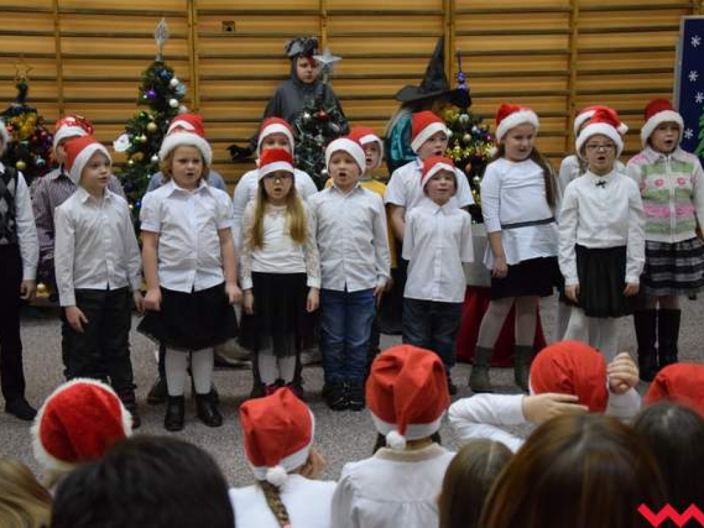 Tłumy na kiermaszu szkolnym w Bieganowie. Boże Narodzenie tuż tuż