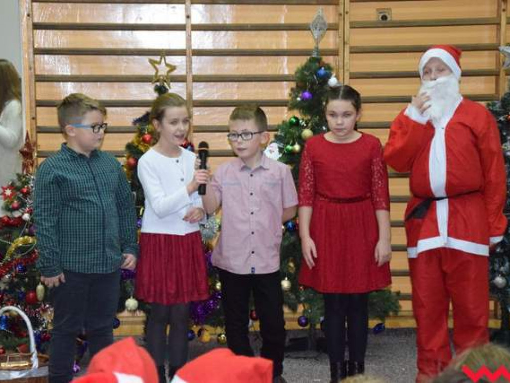Tłumy na kiermaszu szkolnym w Bieganowie. Boże Narodzenie tuż tuż