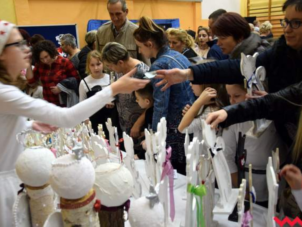 Tłumy na kiermaszu szkolnym w Bieganowie. Boże Narodzenie tuż tuż