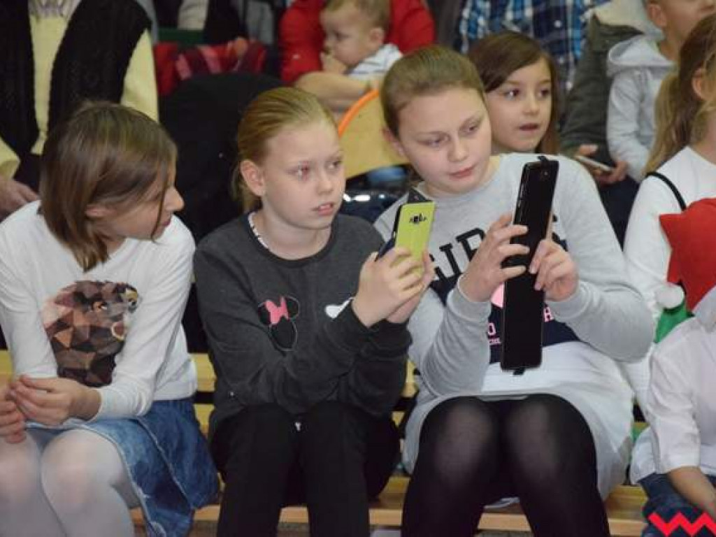 Tłumy na kiermaszu szkolnym w Bieganowie. Boże Narodzenie tuż tuż
