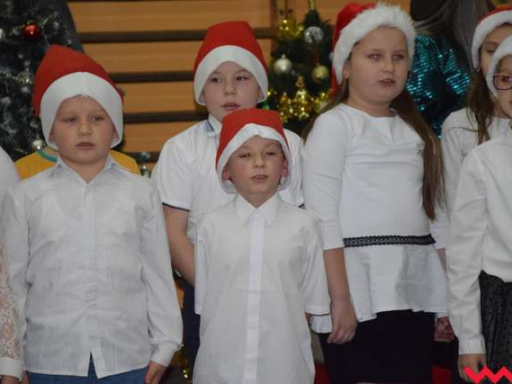Tłumy na kiermaszu szkolnym w Bieganowie. Boże Narodzenie tuż tuż