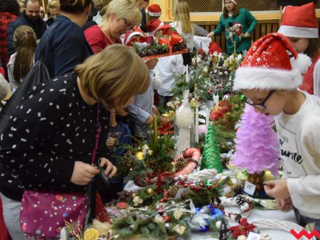 Tłumy na kiermaszu szkolnym w Bieganowie. Boże Narodzenie tuż tuż