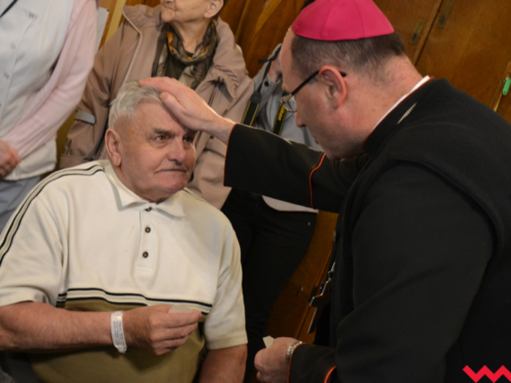 Chorych nawiedzać, strapionych pocieszać. Prymas Polski we wrzesińskim szpitalu