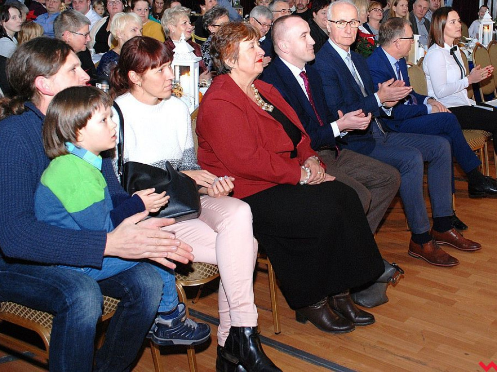 Jasełka i świąteczna atmosfera w szkole w Pietrzykowie