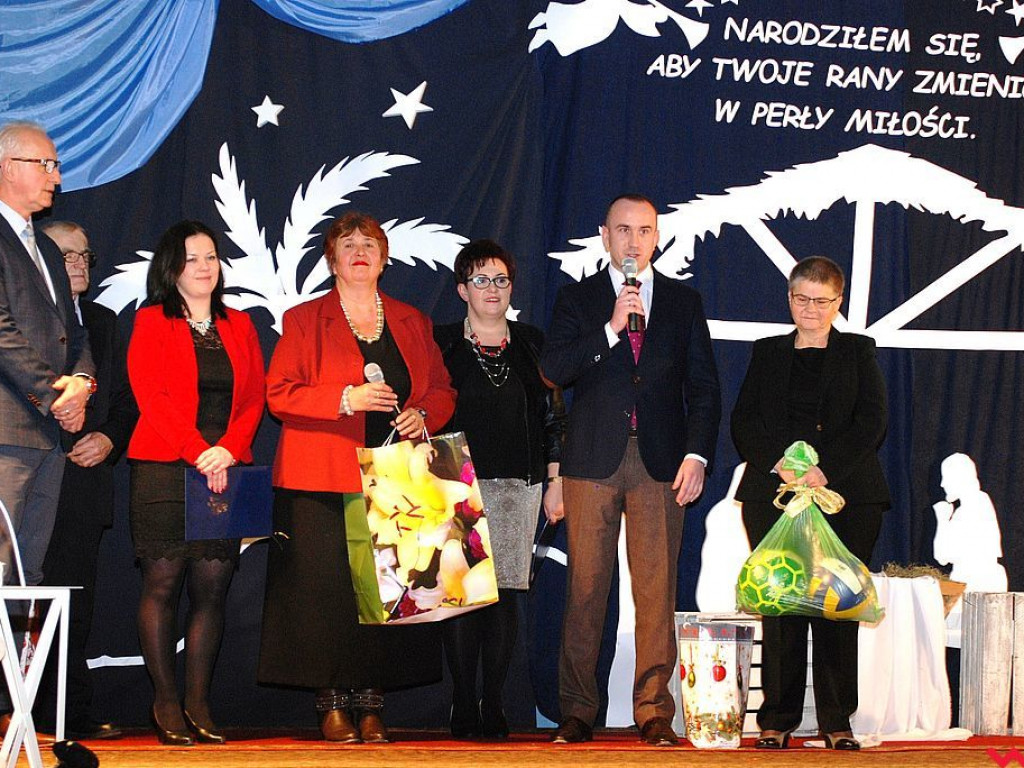 Jasełka i świąteczna atmosfera w szkole w Pietrzykowie
