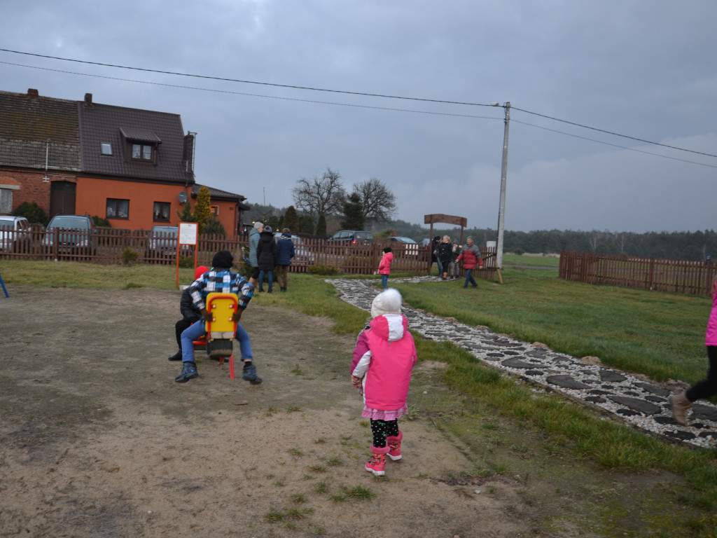 Gierłatowo: Kolędowanie przy ubieraniu choinki