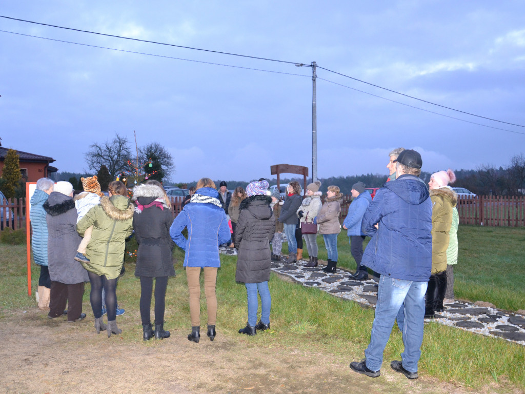 Gierłatowo: Kolędowanie przy ubieraniu choinki