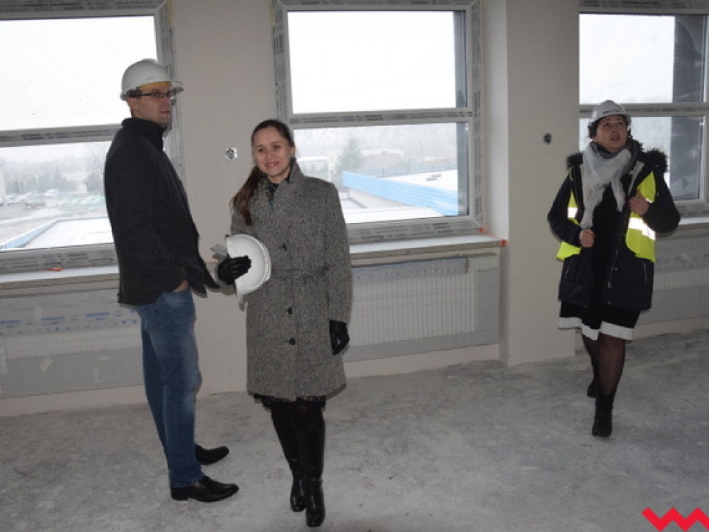 Były biurowiec SIWL-u zmienia się w placówkę oświatową. Finiszują prace budowlane.