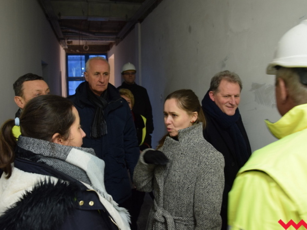 Były biurowiec SIWL-u zmienia się w placówkę oświatową. Finiszują prace budowlane.