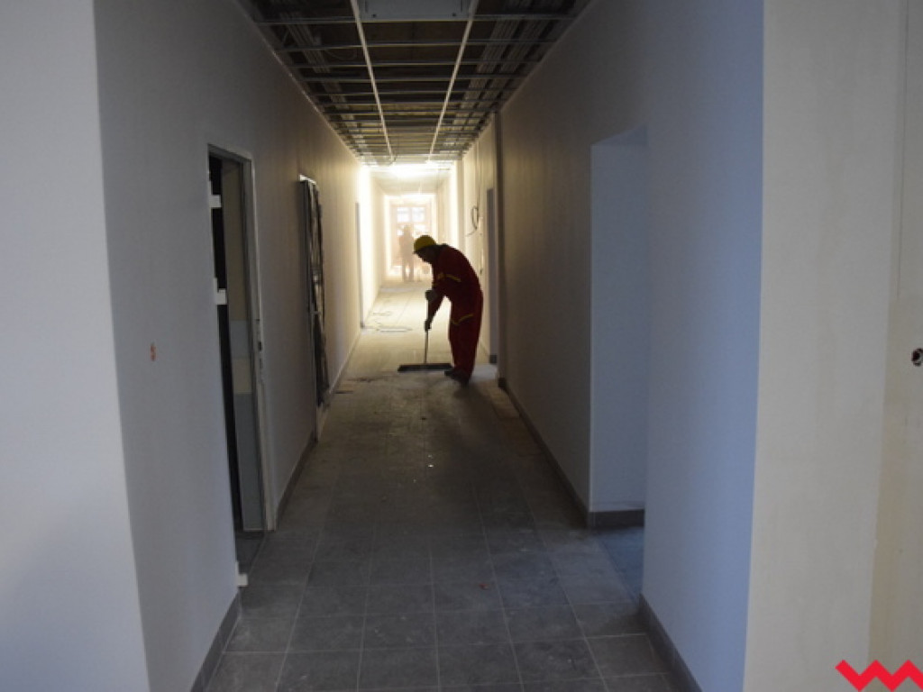 Były biurowiec SIWL-u zmienia się w placówkę oświatową. Finiszują prace budowlane.