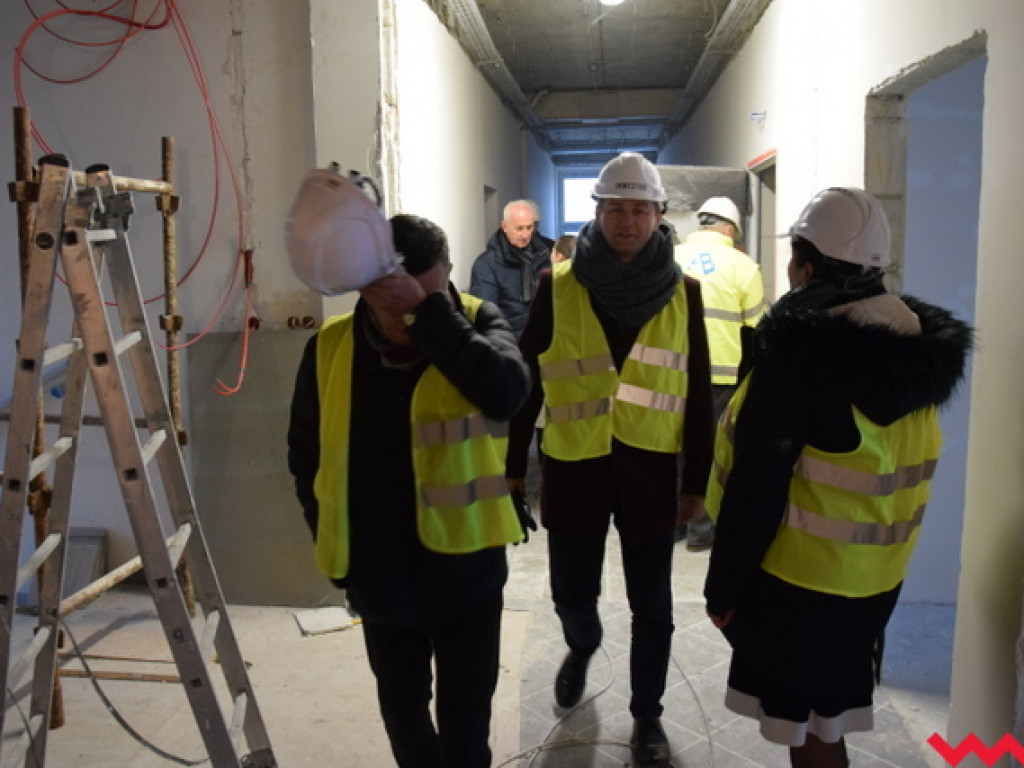 Były biurowiec SIWL-u zmienia się w placówkę oświatową. Finiszują prace budowlane.
