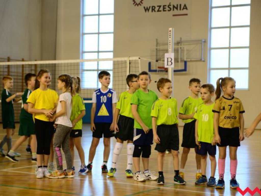 Dzieci pod siatką. Udany Turniej Gwiazdowy we wrzesińskiej „jedynce