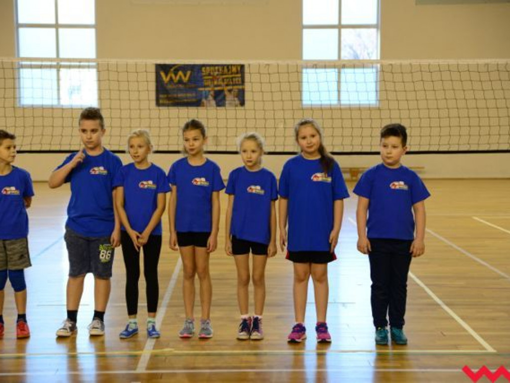 Dzieci pod siatką. Udany Turniej Gwiazdowy we wrzesińskiej „jedynce