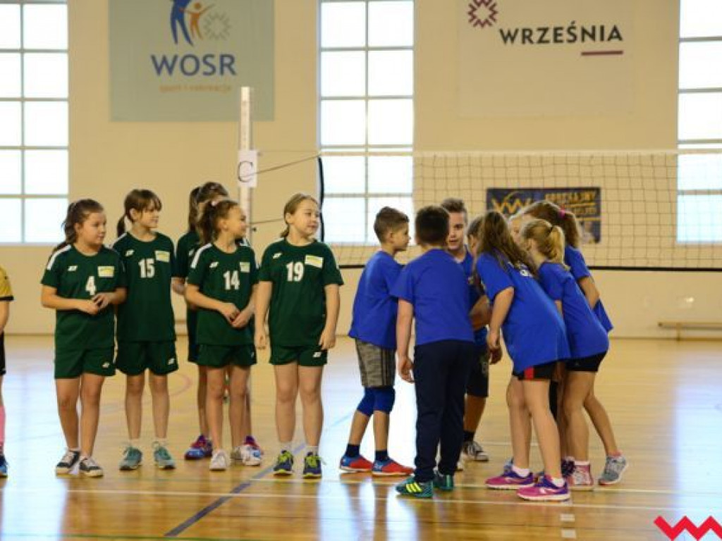 Dzieci pod siatką. Udany Turniej Gwiazdowy we wrzesińskiej „jedynce
