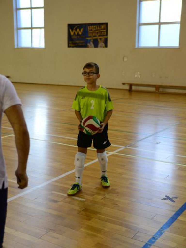 Dzieci pod siatką. Udany Turniej Gwiazdowy we wrzesińskiej „jedynce