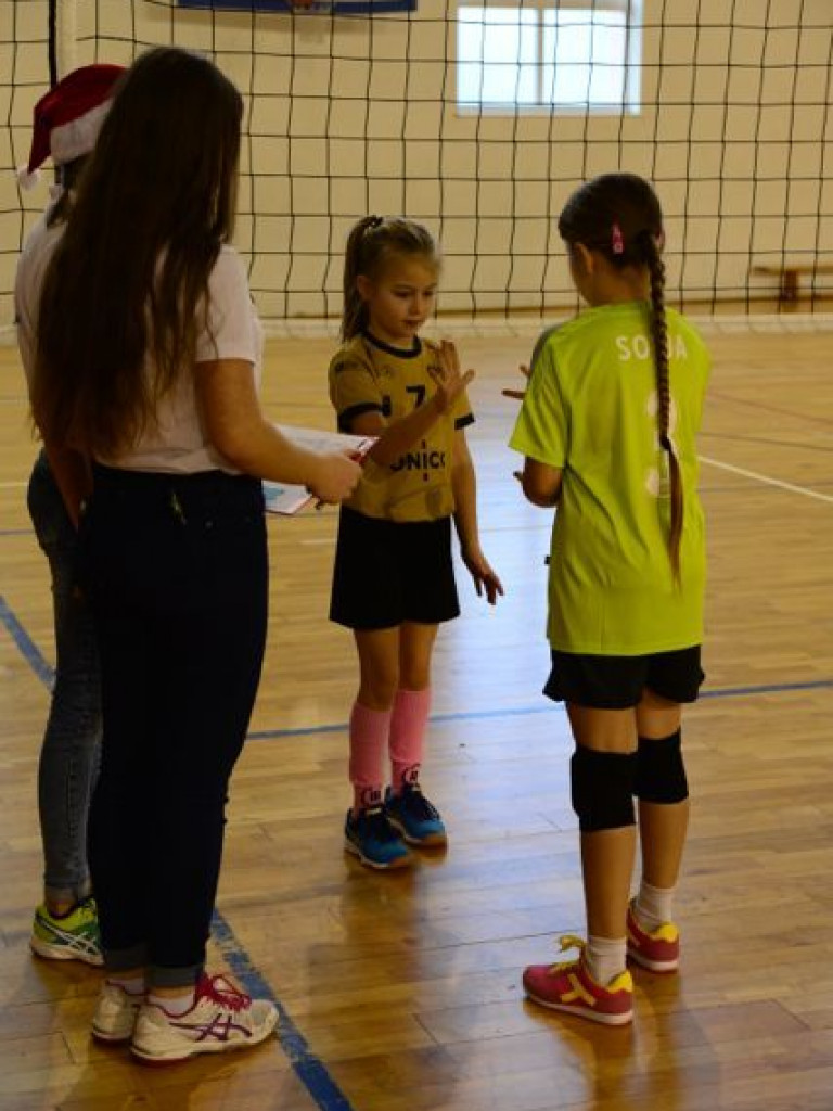 Dzieci pod siatką. Udany Turniej Gwiazdowy we wrzesińskiej „jedynce