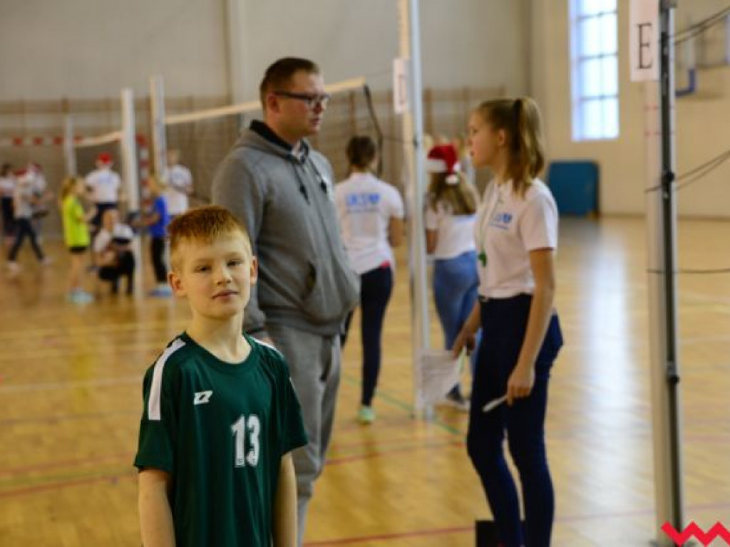 Dzieci pod siatką. Udany Turniej Gwiazdowy we wrzesińskiej „jedynce