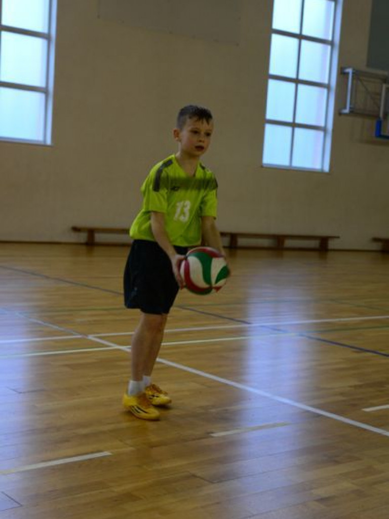 Dzieci pod siatką. Udany Turniej Gwiazdowy we wrzesińskiej „jedynce