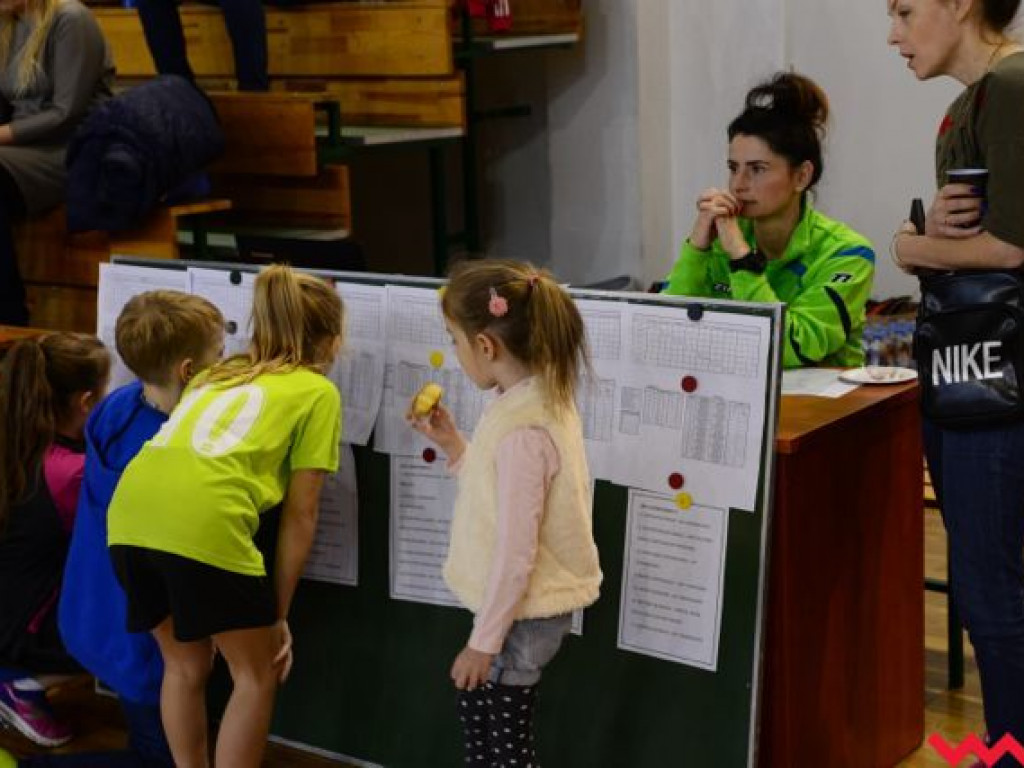 Dzieci pod siatką. Udany Turniej Gwiazdowy we wrzesińskiej „jedynce