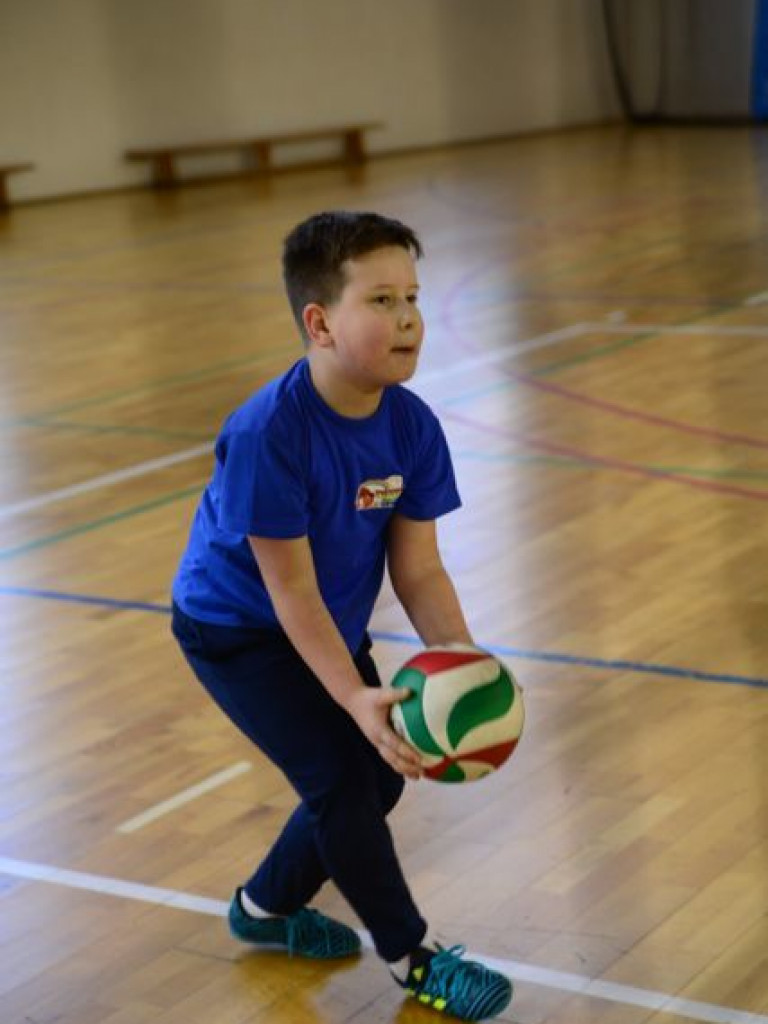 Dzieci pod siatką. Udany Turniej Gwiazdowy we wrzesińskiej „jedynce