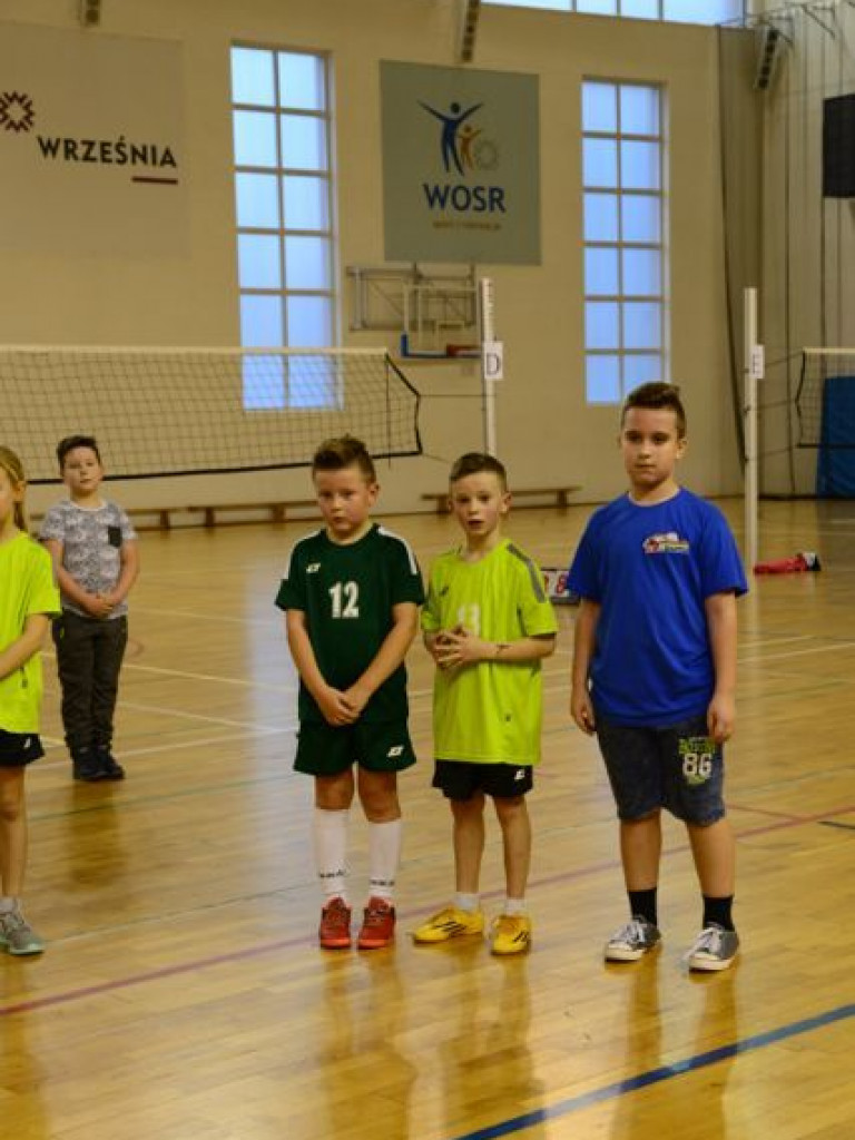 Dzieci pod siatką. Udany Turniej Gwiazdowy we wrzesińskiej „jedynce