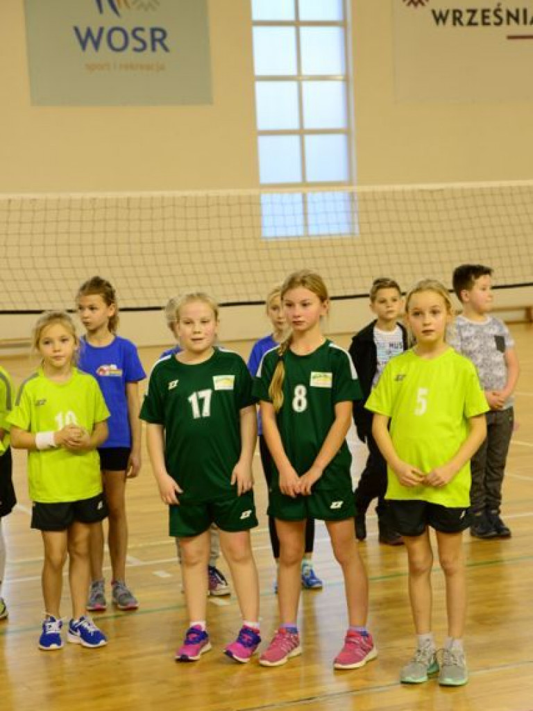 Dzieci pod siatką. Udany Turniej Gwiazdowy we wrzesińskiej „jedynce