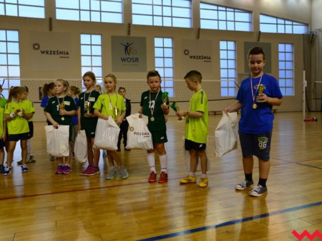 Dzieci pod siatką. Udany Turniej Gwiazdowy we wrzesińskiej „jedynce
