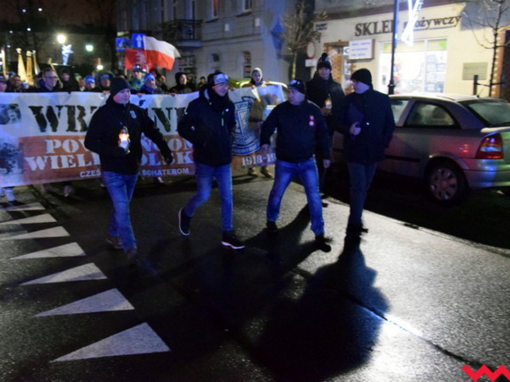 Obchody 99. rocznicy wybuchu powstania wielkopolskiego we Wrześni. Sporo wrześnian mimo padającego deszczu