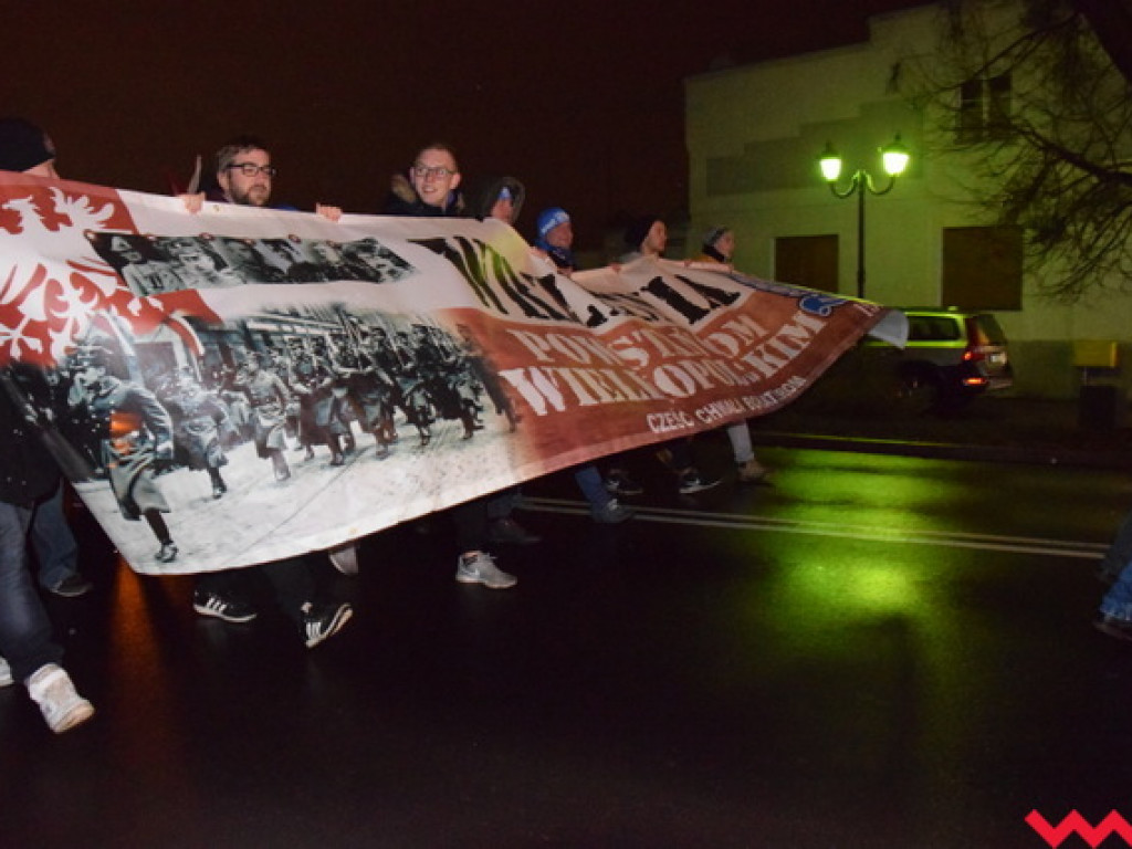 Obchody 99. rocznicy wybuchu powstania wielkopolskiego we Wrześni. Sporo wrześnian mimo padającego deszczu