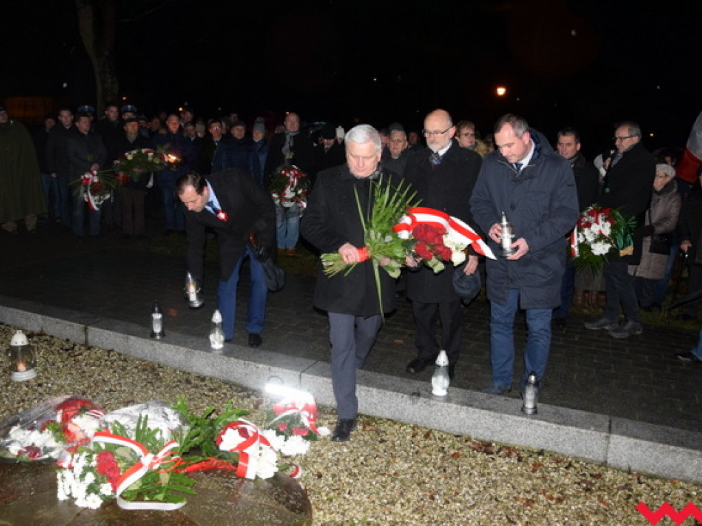 Obchody 99. rocznicy wybuchu powstania wielkopolskiego we Wrześni. Sporo wrześnian mimo padającego deszczu