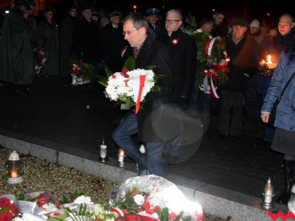 Obchody 99. rocznicy wybuchu powstania wielkopolskiego we Wrześni. Sporo wrześnian mimo padającego deszczu