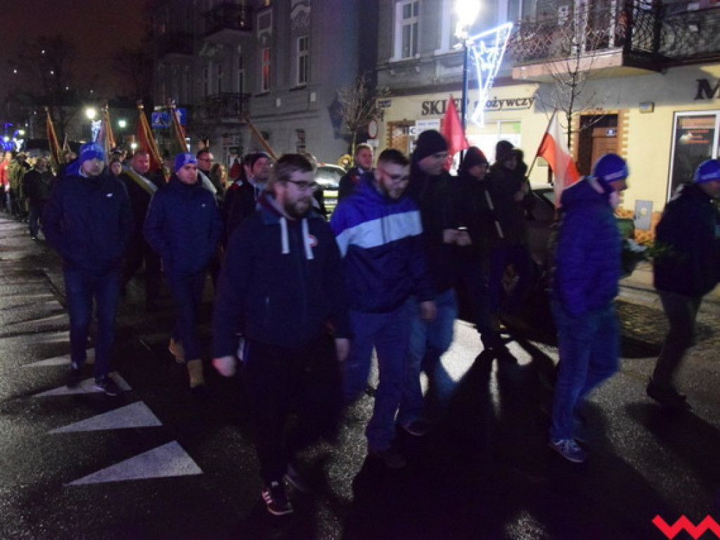 Obchody 99. rocznicy wybuchu powstania wielkopolskiego we Wrześni. Sporo wrześnian mimo padającego deszczu