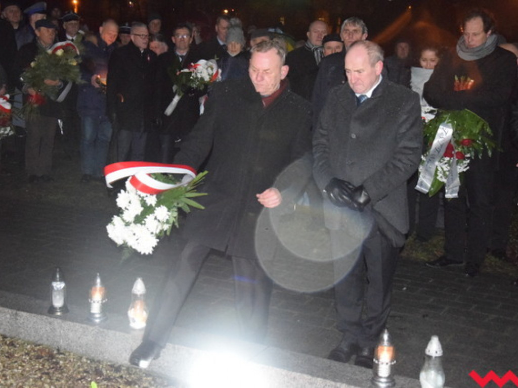 Obchody 99. rocznicy wybuchu powstania wielkopolskiego we Wrześni. Sporo wrześnian mimo padającego deszczu