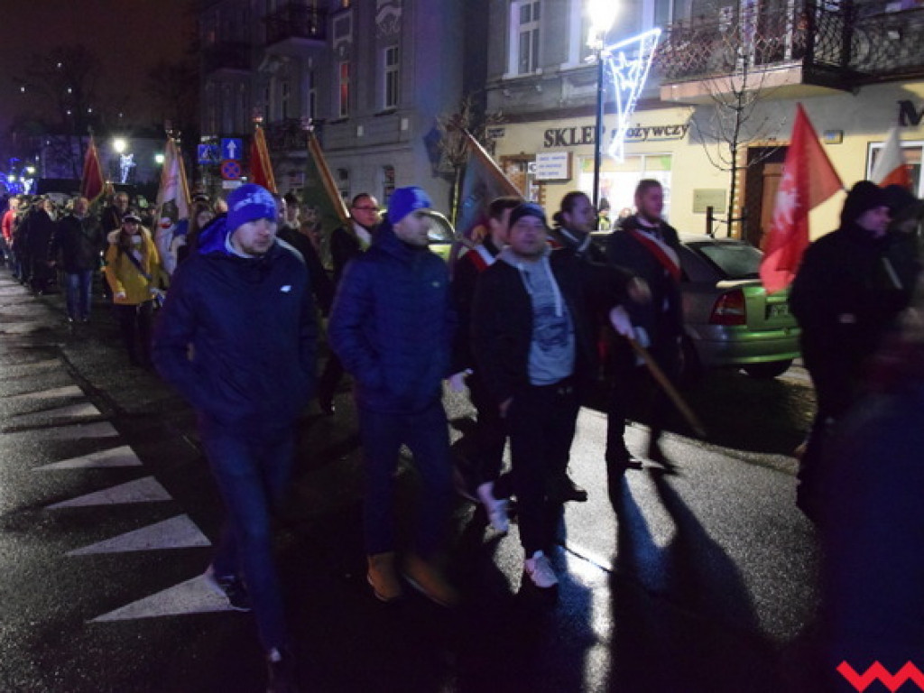 Obchody 99. rocznicy wybuchu powstania wielkopolskiego we Wrześni. Sporo wrześnian mimo padającego deszczu