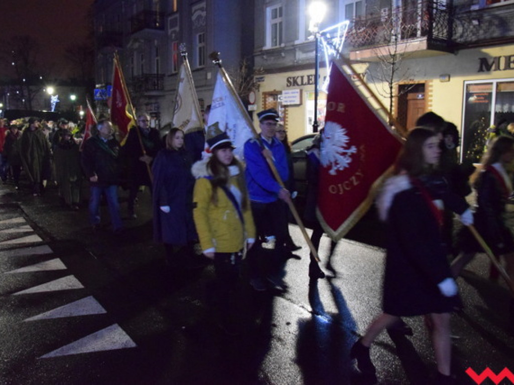 Obchody 99. rocznicy wybuchu powstania wielkopolskiego we Wrześni. Sporo wrześnian mimo padającego deszczu