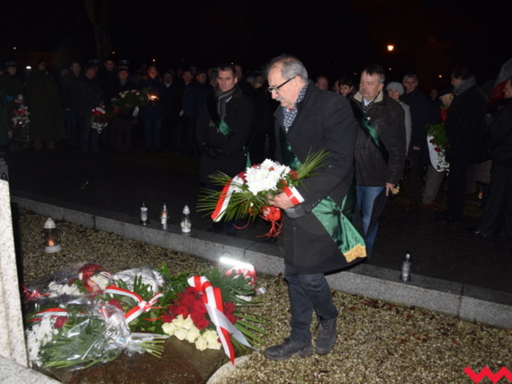 Obchody 99. rocznicy wybuchu powstania wielkopolskiego we Wrześni. Sporo wrześnian mimo padającego deszczu