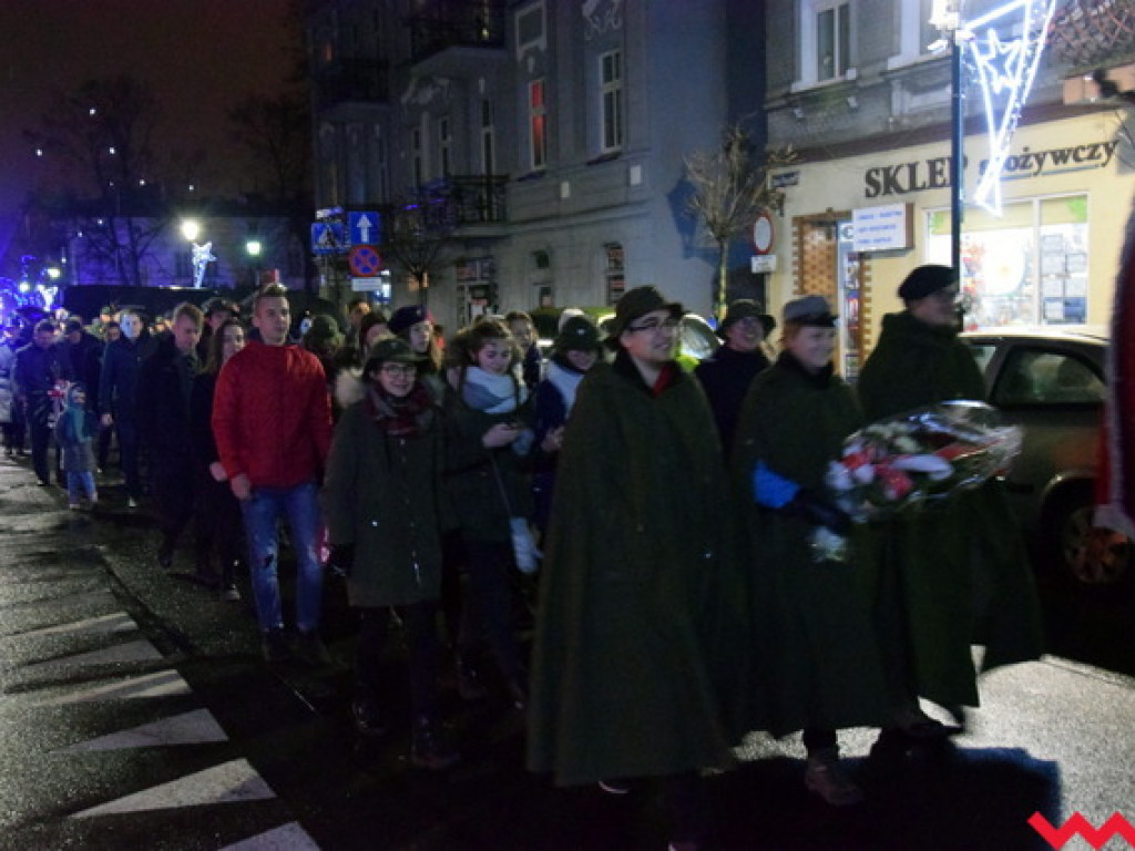 Obchody 99. rocznicy wybuchu powstania wielkopolskiego we Wrześni. Sporo wrześnian mimo padającego deszczu