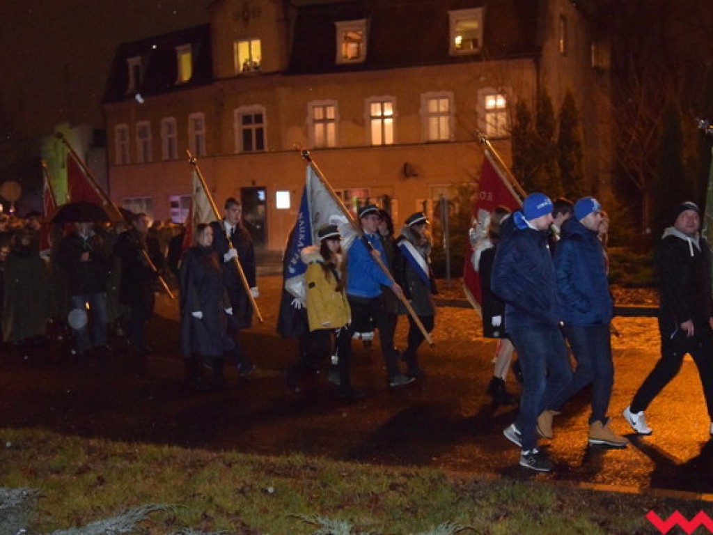 Obchody 99. rocznicy wybuchu powstania wielkopolskiego we Wrześni. Sporo wrześnian mimo padającego deszczu