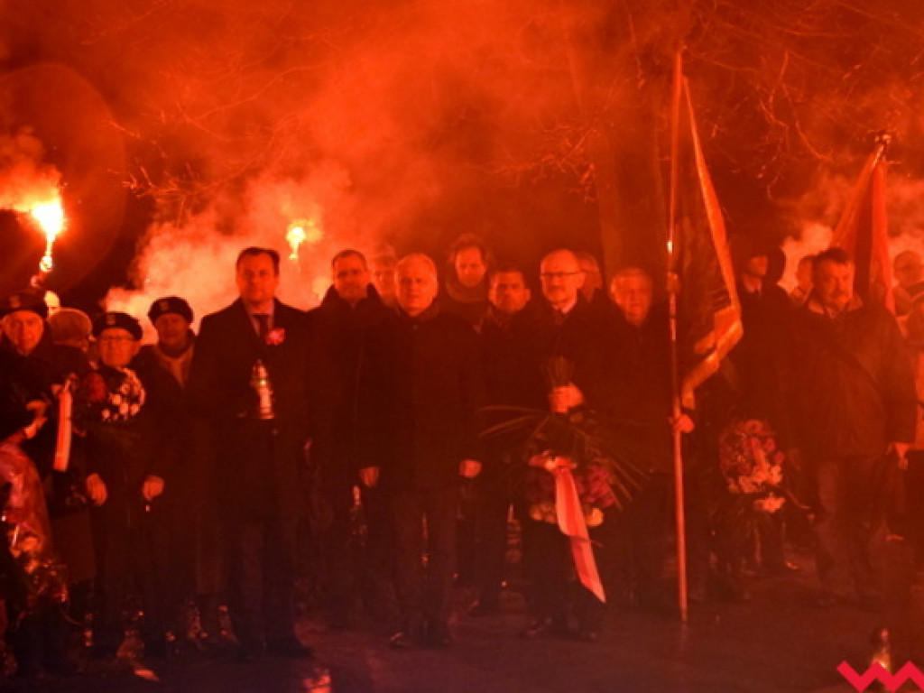 Obchody 99. rocznicy wybuchu powstania wielkopolskiego we Wrześni. Sporo wrześnian mimo padającego deszczu