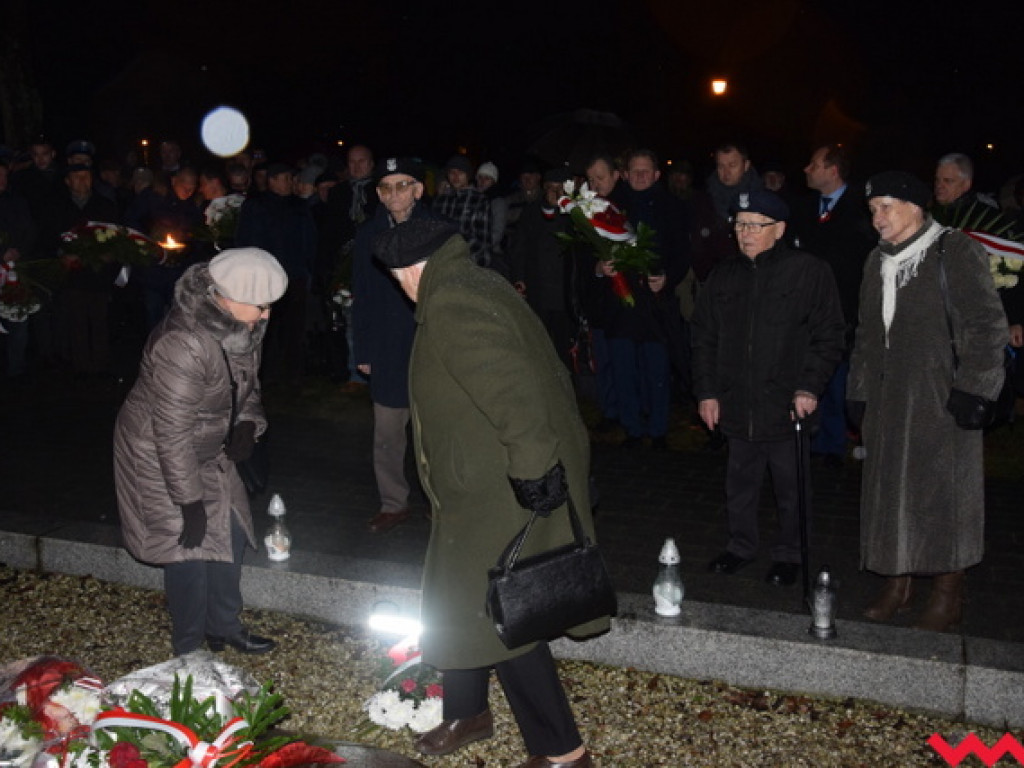 Obchody 99. rocznicy wybuchu powstania wielkopolskiego we Wrześni. Sporo wrześnian mimo padającego deszczu