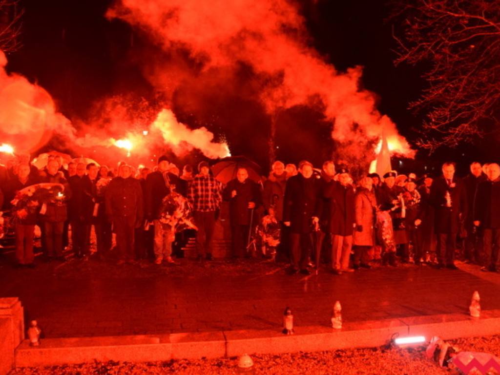 Obchody 99. rocznicy wybuchu powstania wielkopolskiego we Wrześni. Sporo wrześnian mimo padającego deszczu