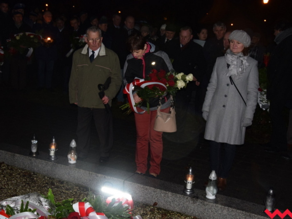 Obchody 99. rocznicy wybuchu powstania wielkopolskiego we Wrześni. Sporo wrześnian mimo padającego deszczu